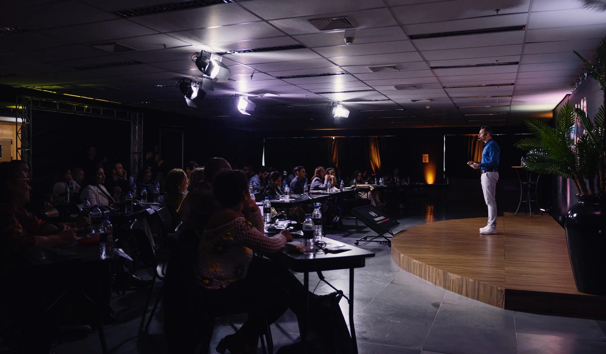 Felipe palestrando no Start Elite Digital, diante da plateia