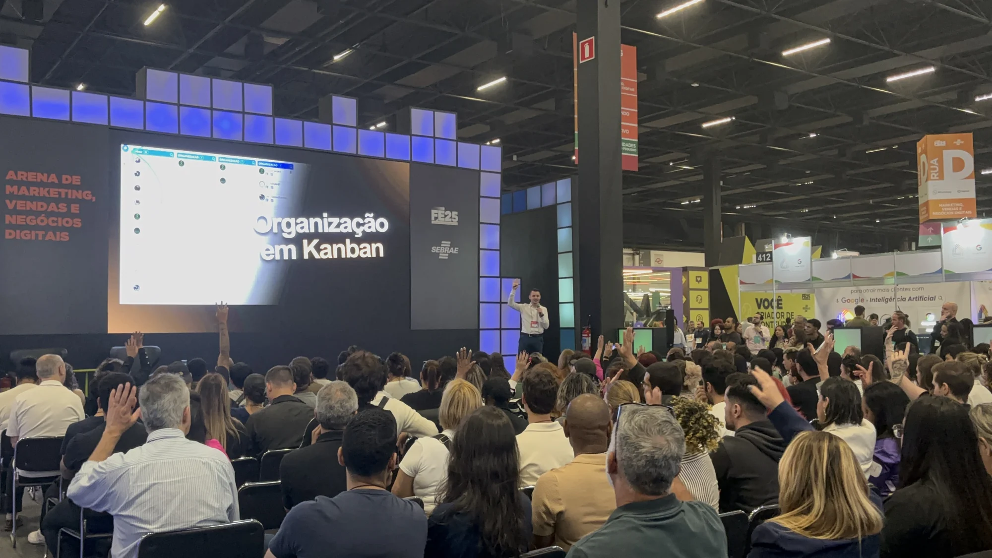 Plateia participando de uma palestra de Felipe na Feira do Empreendedor